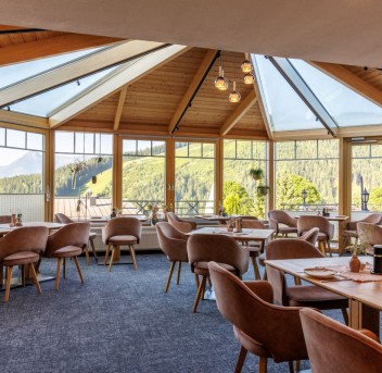 Wintergarten mit Bar und Bergpanorama