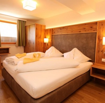 Schlafzimmer mit hochwertigem Doppelbett