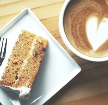 Kaffee und herrliche Kuchen auf Vorbestellung