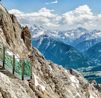 Treppe ins Nichts am Dachstein-Gletscher