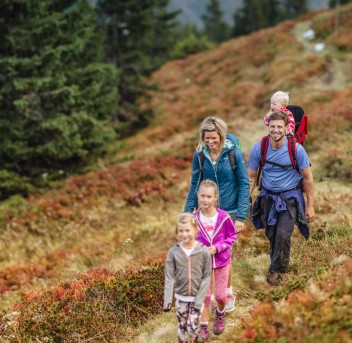 Familie Perner beim Wandern in der Ramsau