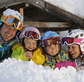 Familie Perner beim Spielen im Schnee