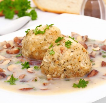 Eierschwammerlgulasch mit Semmelknödel © Shutterstock