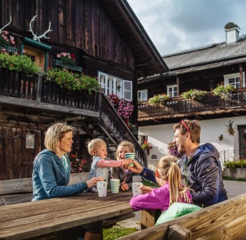 Familie beim Rasten auf einer urigen Hütte