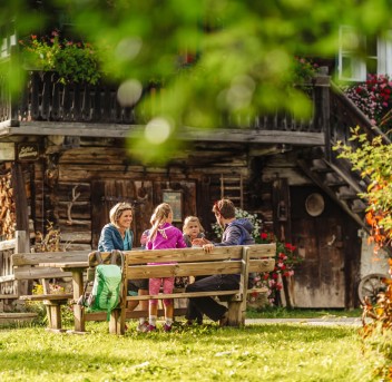 Familie Perner, vor uriger Hütte