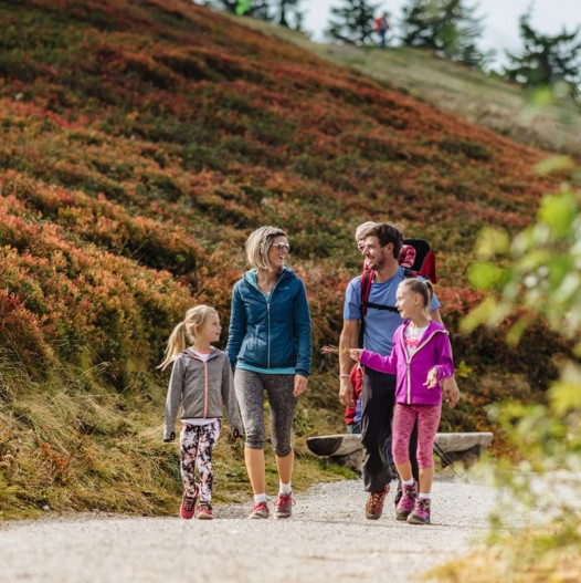 Familie Perner auf einem Wanderweg