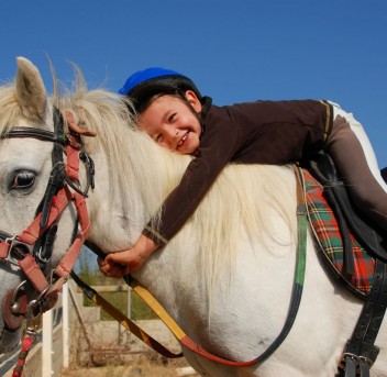 Kinder reiten auf einem Pony