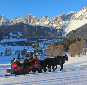 Pferdeschlittenfahrten in de verschneiten Winterlandschaft von Ramsau am Dachstein